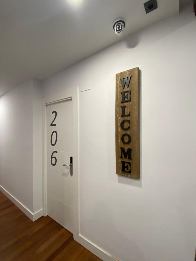 Hotel Casual Mardones Bilbao Exteriér fotografie A door sign