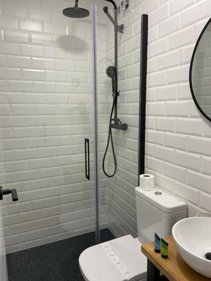 Hotel Casual Mardones Bilbao Exteriér fotografie A shower enclosure
