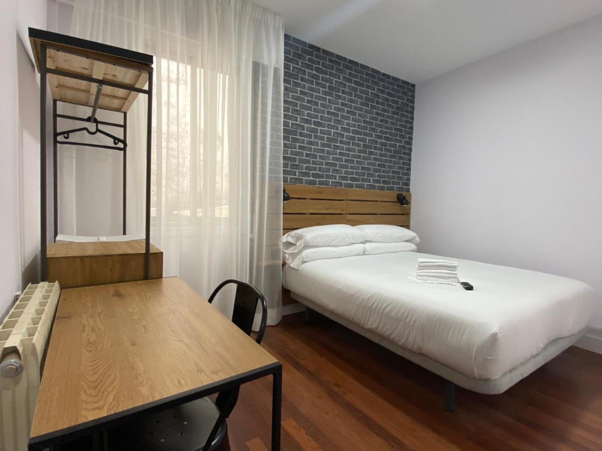 Hotel Casual Mardones Bilbao Exteriér fotografie A room at the hotel