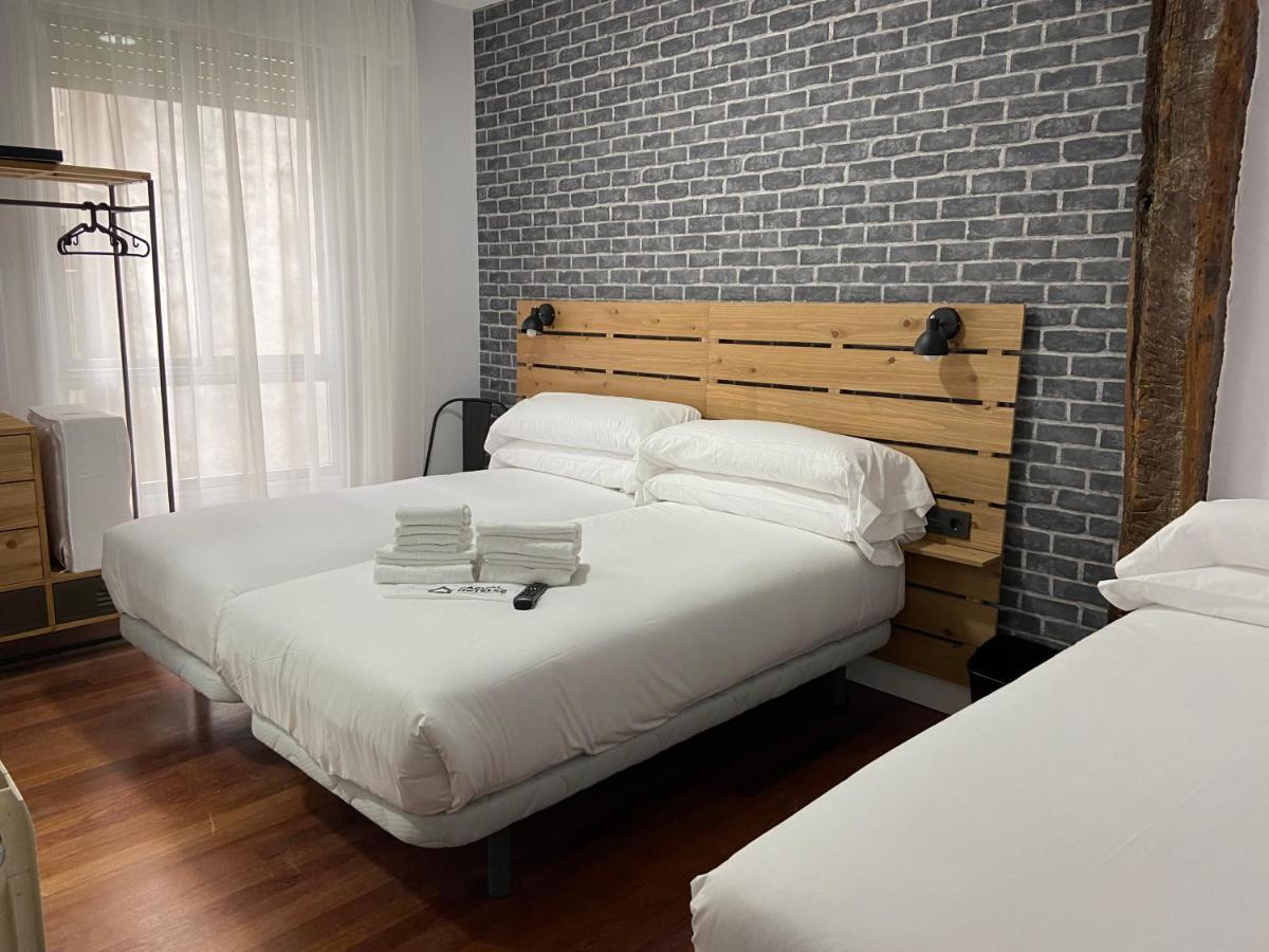 Hotel Casual Mardones Bilbao Exteriér fotografie A room at the hotel