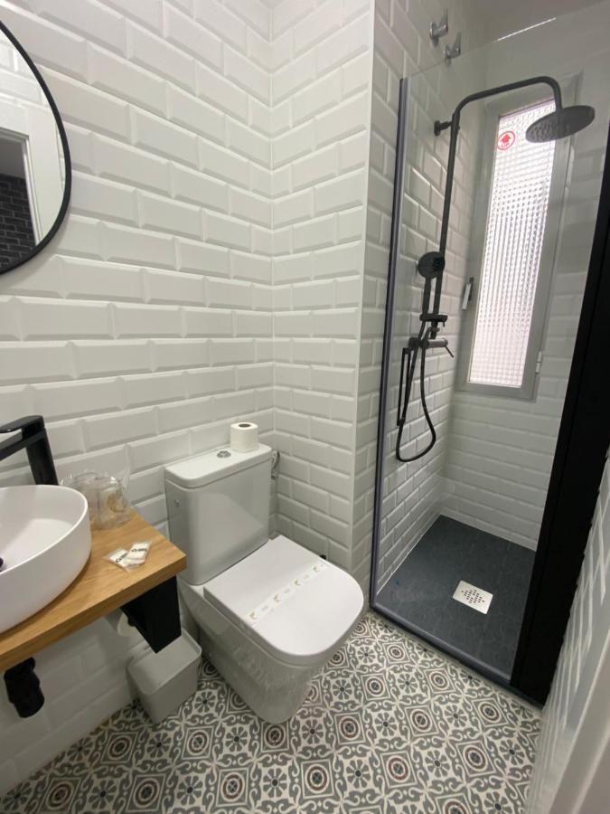 Hotel Casual Mardones Bilbao Exteriér fotografie Bathroom with shower