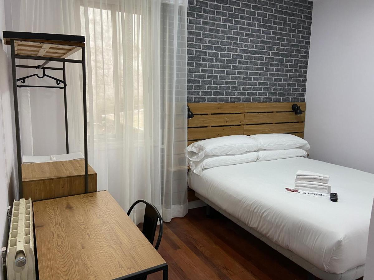 Hotel Casual Mardones Bilbao Exteriér fotografie A room at the hotel