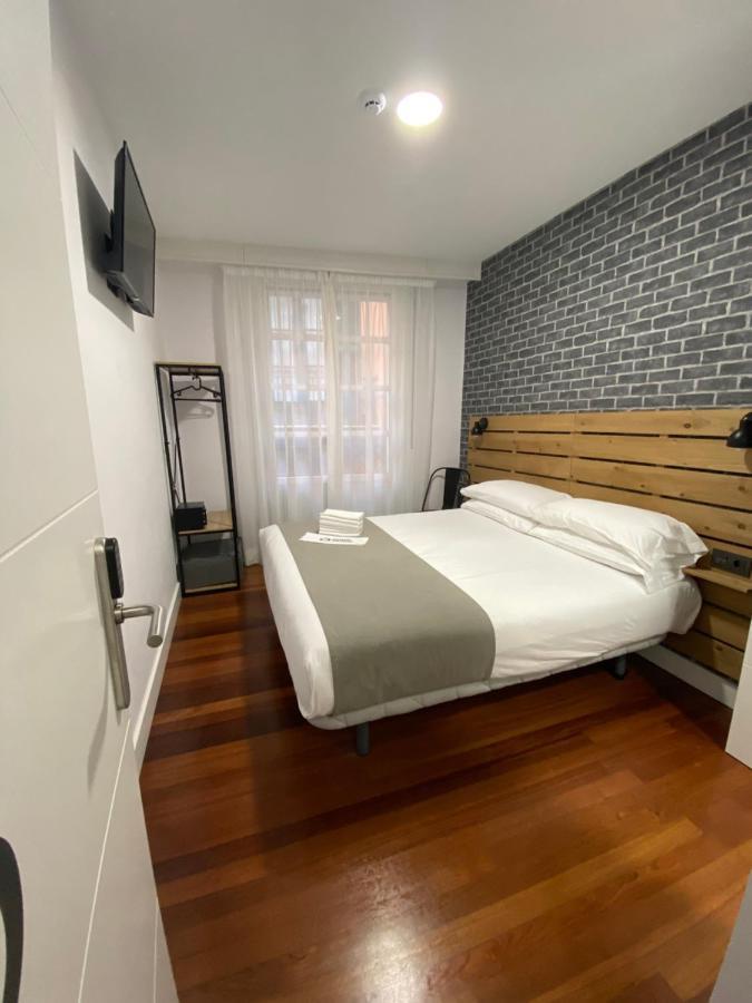 Hotel Casual Mardones Bilbao Exteriér fotografie A room at the hotel